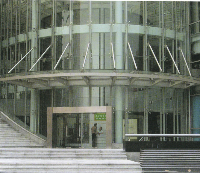 旋轉(zhuǎn)門與工業(yè)門 功能、差異與應(yīng)用場(chǎng)景解析